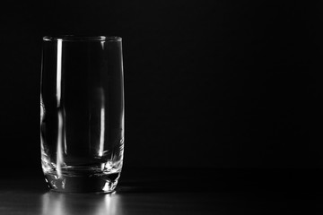 Vaso vacío con fondo negro