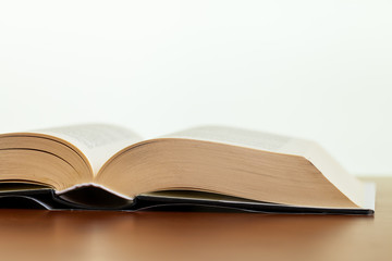 Libro abierto de lado