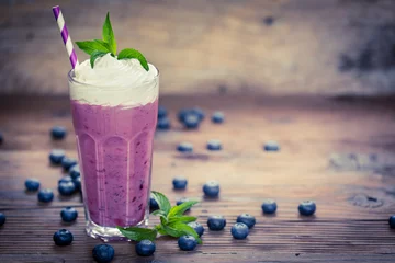 Photo sur Plexiglas Milk-shake Milkshake aux myrtilles avec crème fouettée