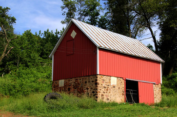 Fototapeta na wymiar Small red barn in the country