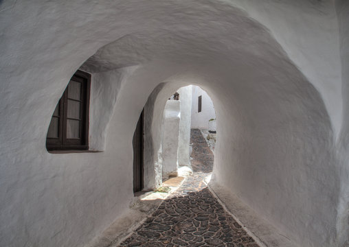 Pasadizo con encanto de los bonitos callejones Binibeca, pueblo de pescadores de la isla de Menorca