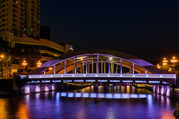 Singapore Elgin Bridge and tourist boats at night with lighting
