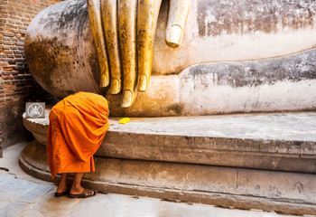 Ancient buddha statue. Sukhothai Historical Park. - obrazy, fototapety, plakaty