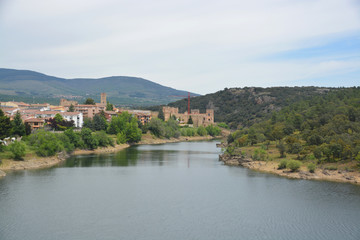 castillo sobre un lago