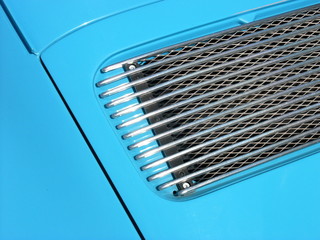 Lüftungsgitter für die Kühlluft in der Motorhaube eines deutschen Heckmotor Sportwagen in...