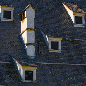 Schindeldach mit Dachgauben und Schornstein