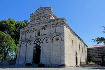 Fototapeta na wymiar chiesa romanica di San Pietro di Sorres presso Borutta (Sassari, Sardegna)