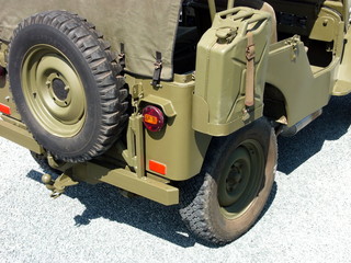 Reserverad und Benzinkanister eines alten Geländewagen der amerikanischen Armee in Olivgrün beim Oldtimertreffen am Oldtimer-Park Lippe in Lage bei Detmold in Ostwestfalen-Lippe