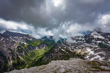Dichte Wolken über den Bergen
