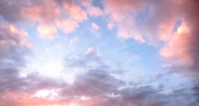Abendhimmel mit strahlender Sonne
