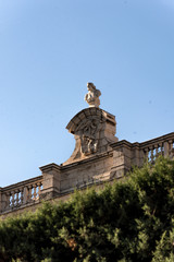 Estatua en palacio real