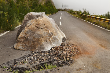 großer Fels auf der Straße - Steinschlag/Straßenschäden