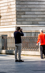 Obraz premium Turista fotografiando en madrid
