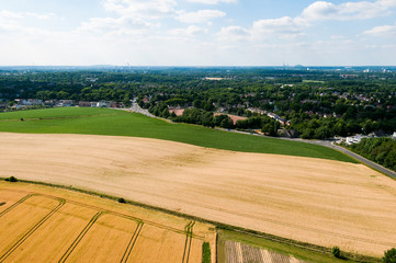 Landwirdschaft mit Felder am Stadtrand