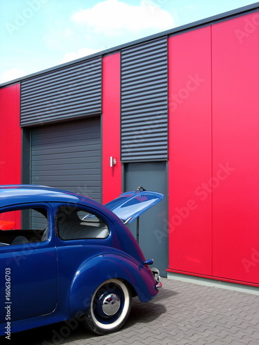 "Blauer deutscher Oldtimer mit Stromlinie der späten Dreißiger Jahre im