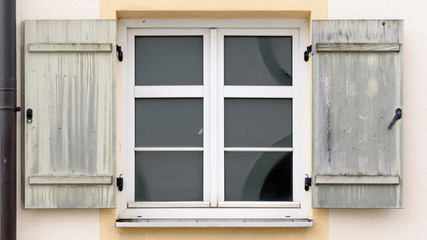 Sprossenfenster mit alten Fensterladen aus Holz