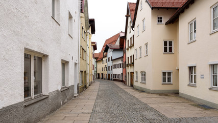 Fototapeta na wymiar Schöne Gasse in der Altstadt von Füssen, Bayern, Deutschland