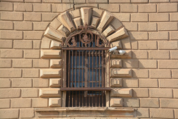 ventana antigua con rejas