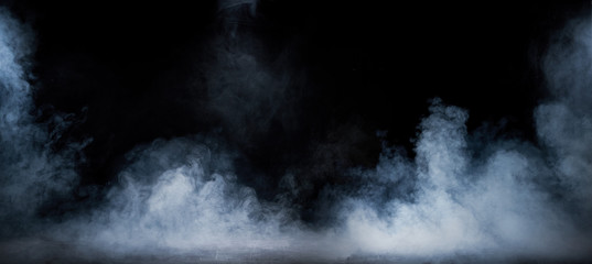 Image de fumée dense tourbillonnant dans l& 39 intérieur sombre