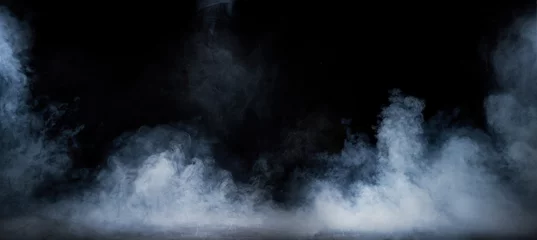 Foto op Plexiglas Afbeelding van dichte rook die wervelt in het donkere interieur © konradbak
