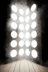 Photo sur Plexiglas Lumière et ombre Beaucoup de lampes puissantes sur la scène en bois