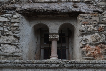 Fototapeta premium altes Fenstermit Granitsäule