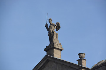 estatua de un ángel de piedra
