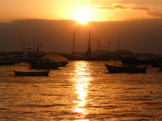 atardecer naranja en el mar
