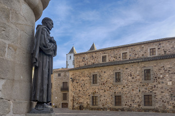 paseo por las hermosas calles de la ciudad medieval de Cáceres en Extremadura, España