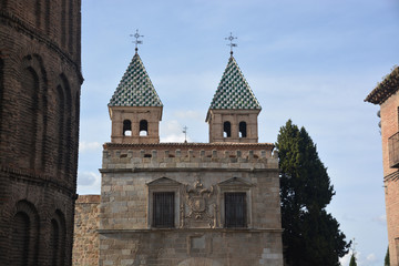 Fototapeta na wymiar torres en la muralla de Toledo, España