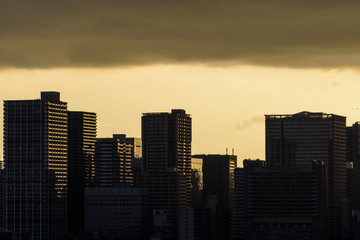 Obraz premium 夕方の高層マンション