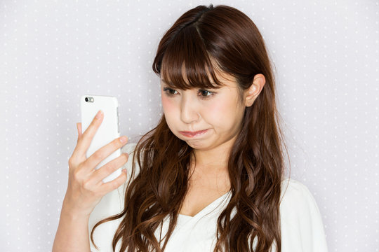 スマートフォン・怒る女性
