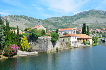 Fototapeta na wymiar Босния и Герцеговина, береговая часть города Требине летом