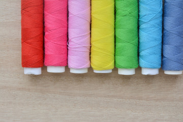 糸　カラフル　木目背景
