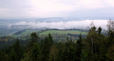 Fototapeta na wymiar Górki krajobraz z chmurami poniżej horyzontu