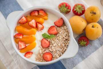 Joghurt mit Müsli und Beeren 