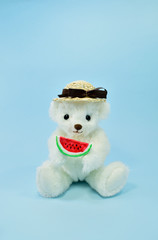 スイカを食べるシロクマ