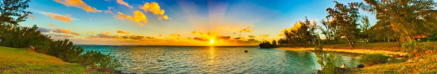 Photo sur Plexiglas Panoramique Vue côtière au coucher du soleil. Maurice. Panorama