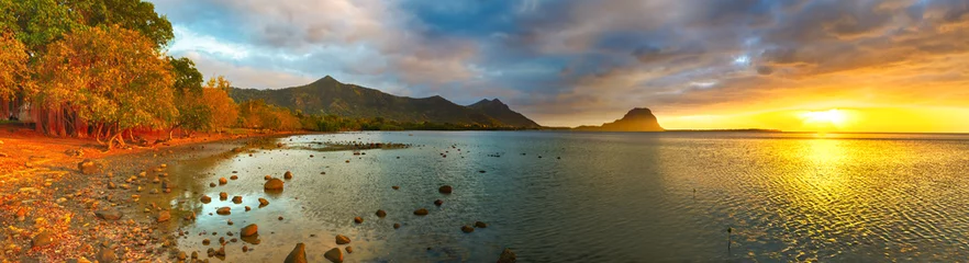 Papier Peint photo Le Morne, Maurice Amazing view of Le Morne Brabant at sunset. Mauritius. Panorama