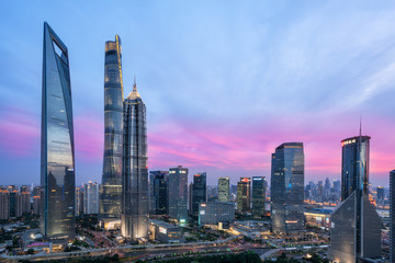 Prachtige skyline van de stad van shanghai in zonsondergang