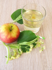 Frisch gemachte Limonade mit Lindenblüten und Apfelsaft
