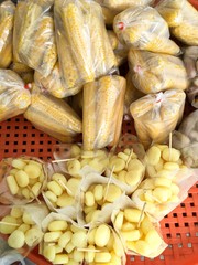 Obraz premium hot ground chesnut and corn in food shop