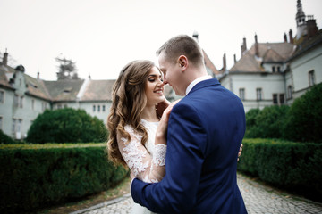 Fototapeta premium Lovely kiss on a background of the castle