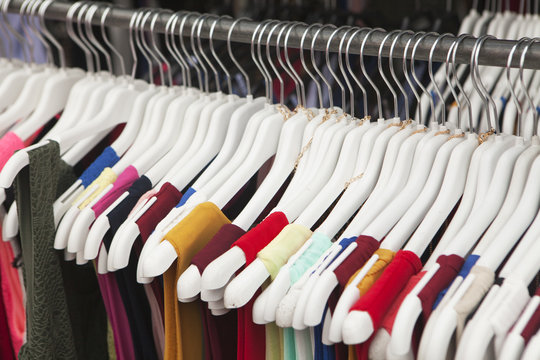 v&ecirc;tements sur tringle et cintres 