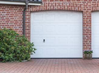 Garage mit weißem Rolltor