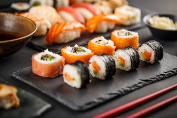 Crédence de cuisine en verre imprimé Bar à sushi Délicieux rouleaux de sushi