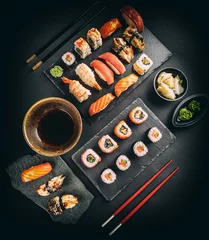 Selbstklebende Fototapeten Leckeres Sushi-Set © Grafvision