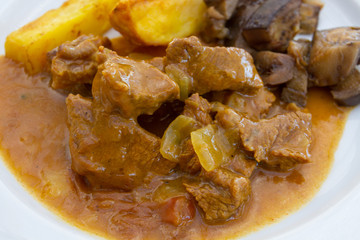sauté de boeuf aux oignons
