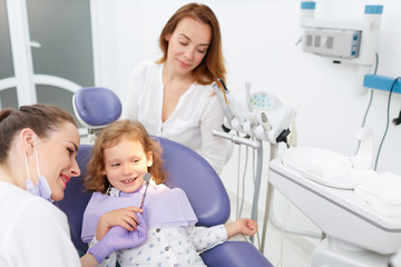 Obraz premium Dentists examining little girl