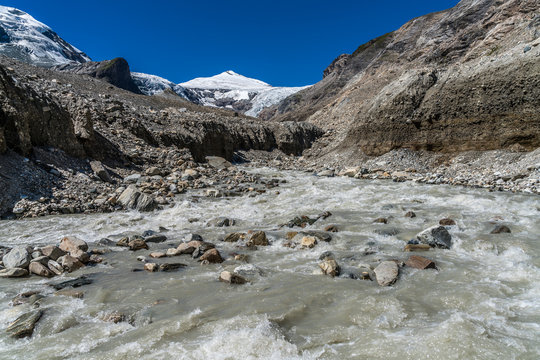 Schmelzwasser vom Gletscher am Großglockner fließt hinab
